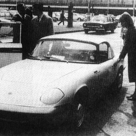Retour d'Indianapolis , aéroport d'Heathrow, Jim retrouve avec Sally sa Lotus Elan tandis que Colin retrouve, lui, sa Cortina Lotus